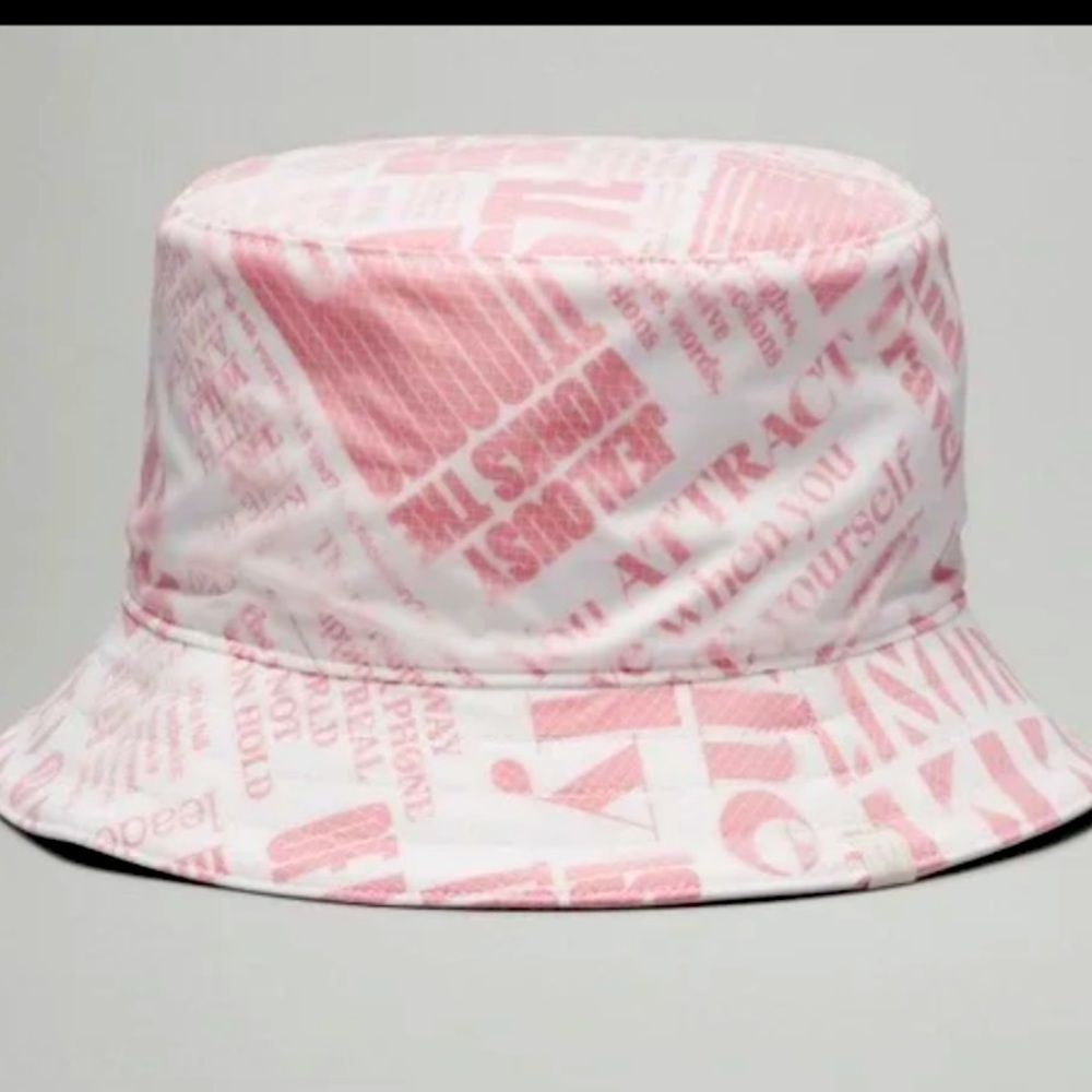 Lululemon athletica Red and White Manifesto reversible Bucket Hat size M/L